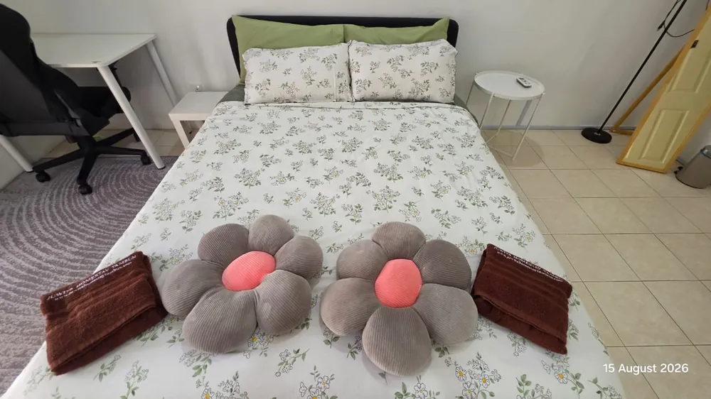 Bilik tidur kemas dengan dekorasi bunga