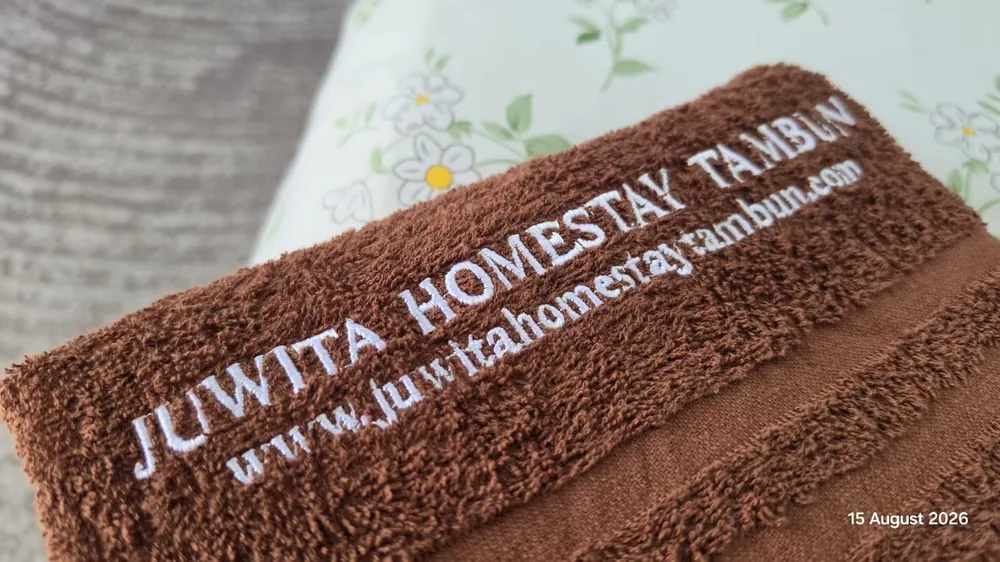 Tuala eksklusif berlogo Juwita Homestay